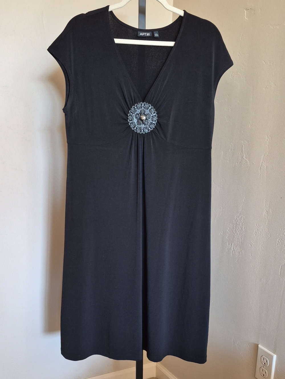 Apt. 9 Black V-Neck Dress with Decorative Brooch Accent Size L